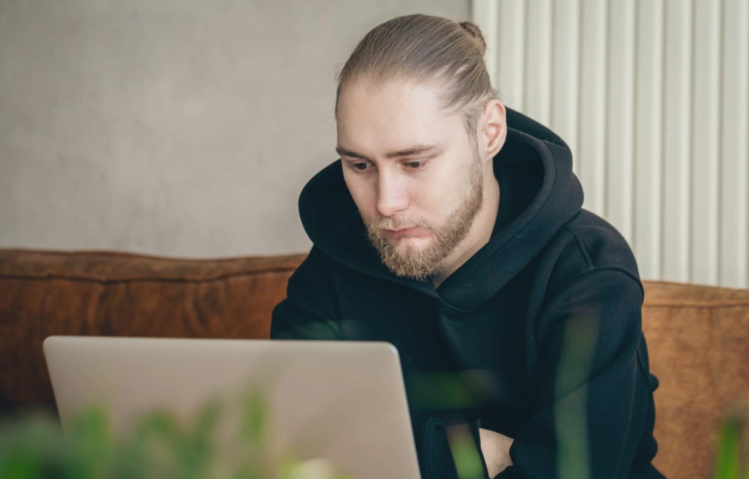 Mobil uygulama test süreçlerinde kullanılan modern ekipman ve analiz araçları